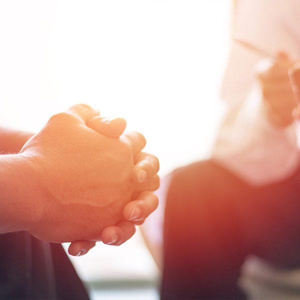 Dłonie pacjenta złożone podczas sesji terapeutycznej – psychoterapia indywidualna dla dorosłych